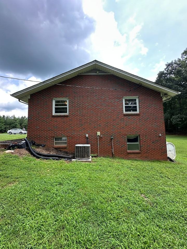 2472 Spring Rd - Photo 3 of 26