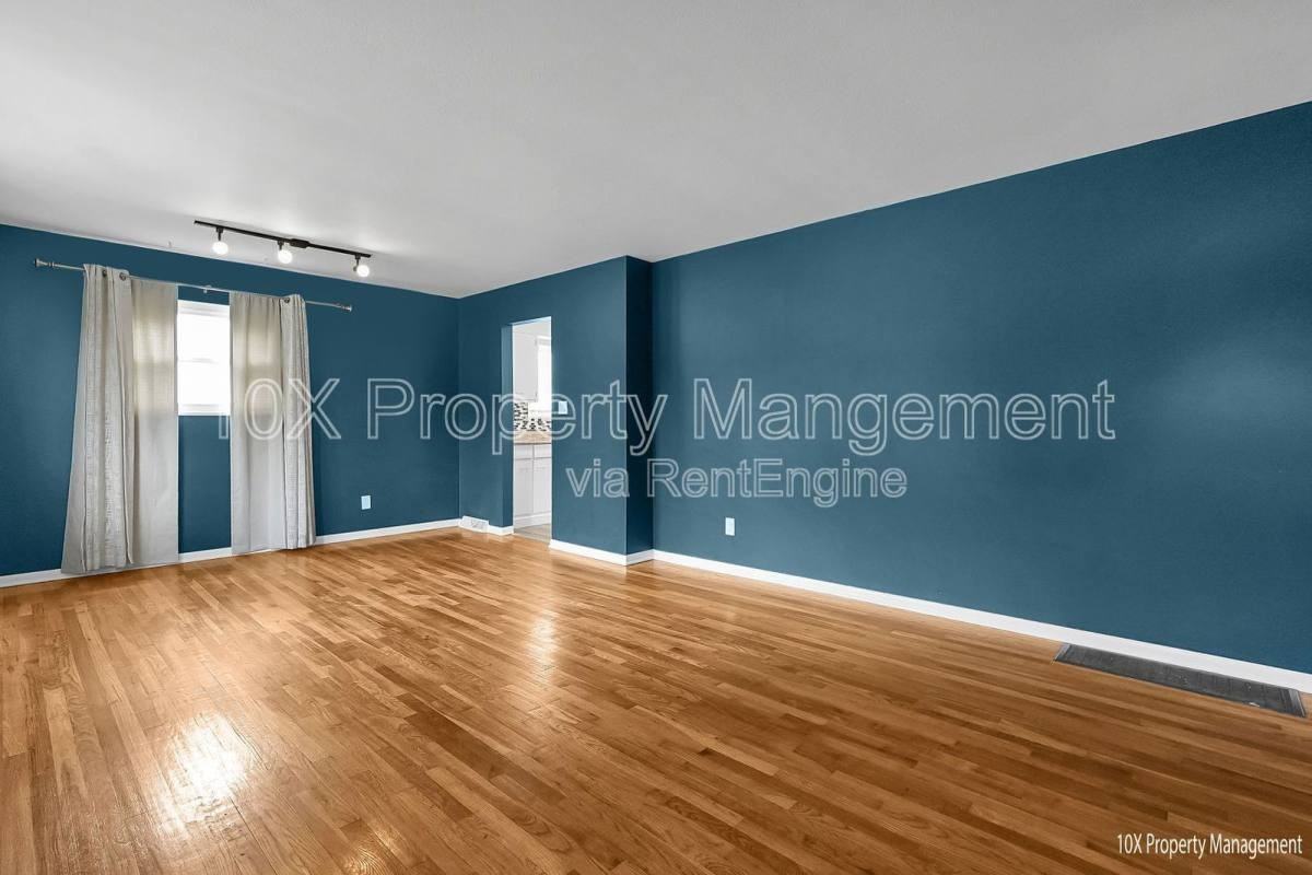1341 Coburg Rd - Photo 3 of 10