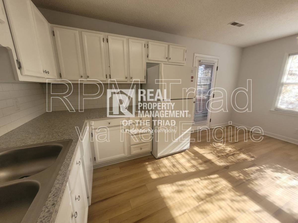 1349 Brookwood Dr - Photo 2 of 10