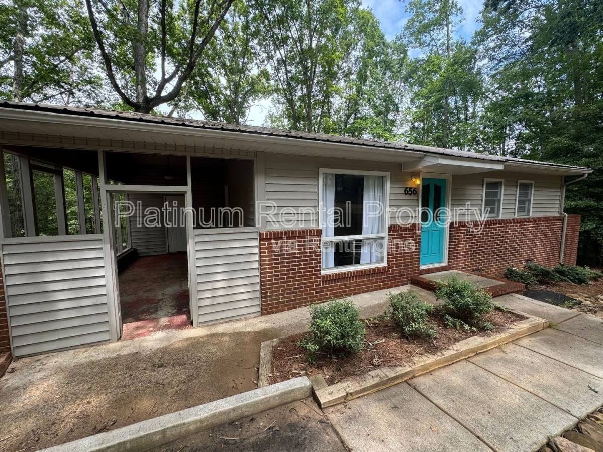 656 N Chestatee St - Photo 2 of 10