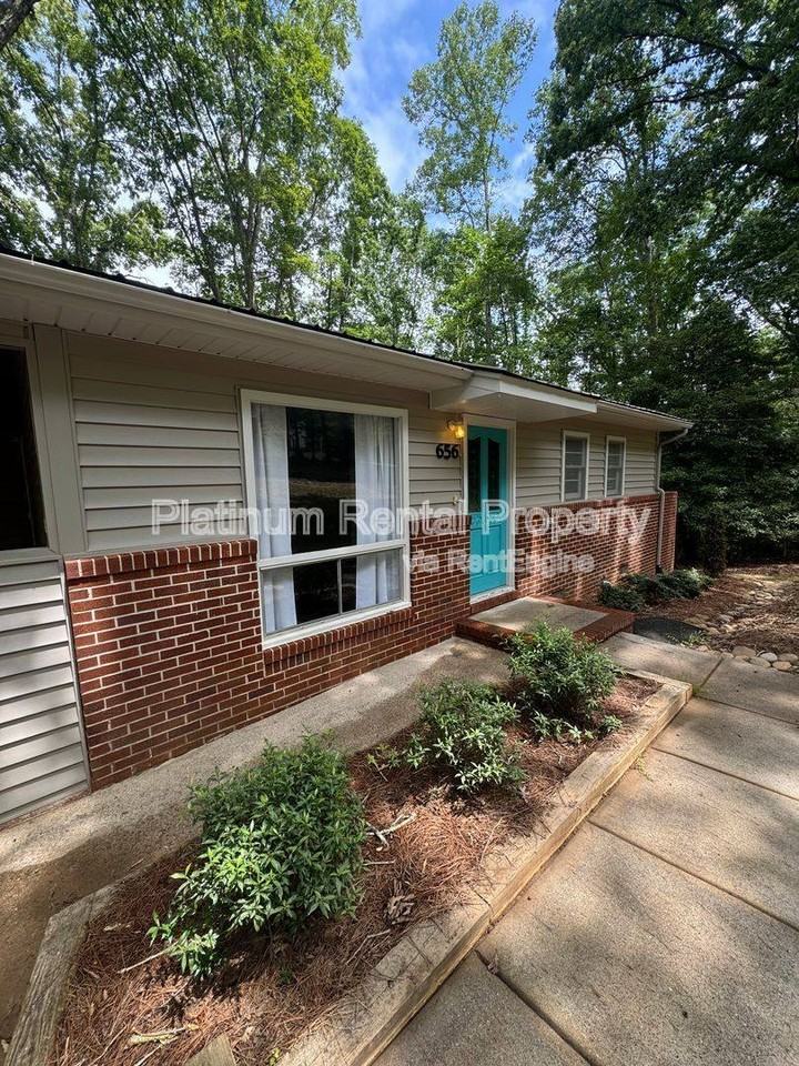 656 N Chestatee St - Photo 3 of 10