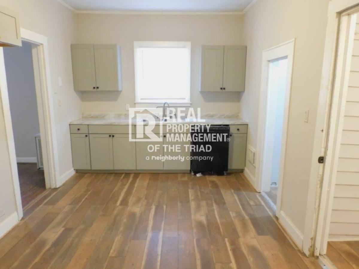 1008 Cranbrook St - Photo 2 of 10