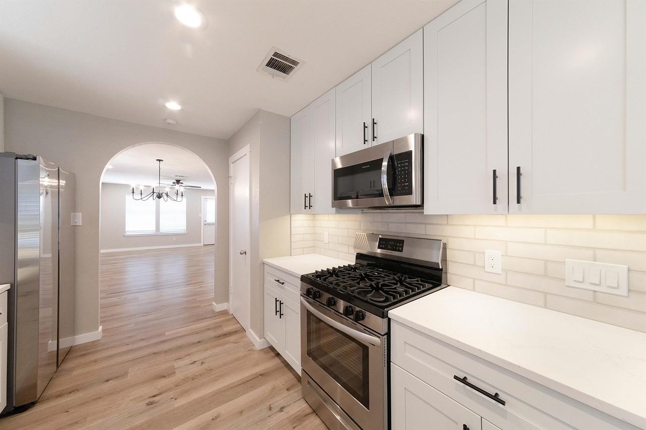 1901 Hollow Tree Blvd - Photo 3 of 44