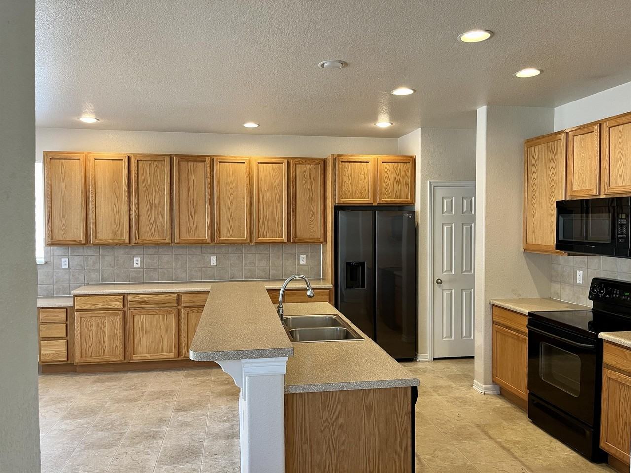 7595 Fargo Dr - Photo 3 of 21