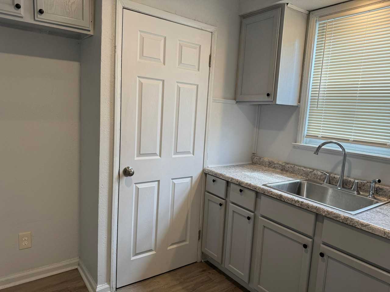 9430 Philip St - Photo 3 of 8