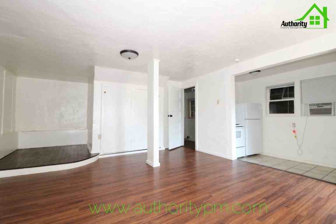 1135 Magnolia Ave - Photo 4 of 15