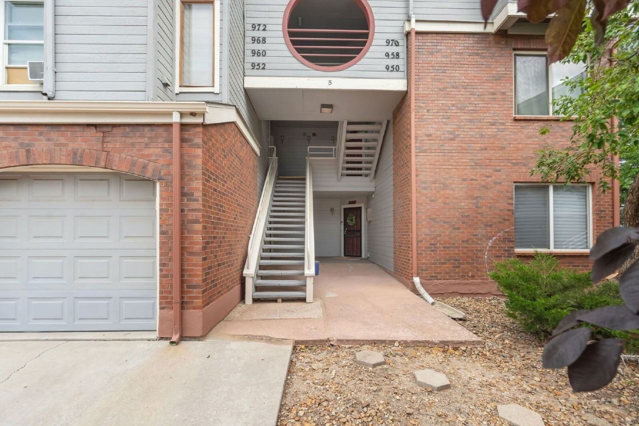 952 Acapulco Ct - Photo 2 of 26