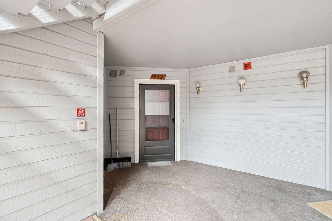 952 Acapulco Ct - Photo 3 of 26