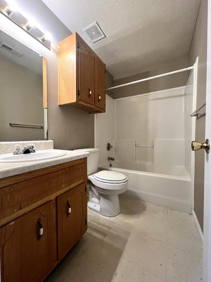 260 Executive Ave Apt A - Photo 7 of 8