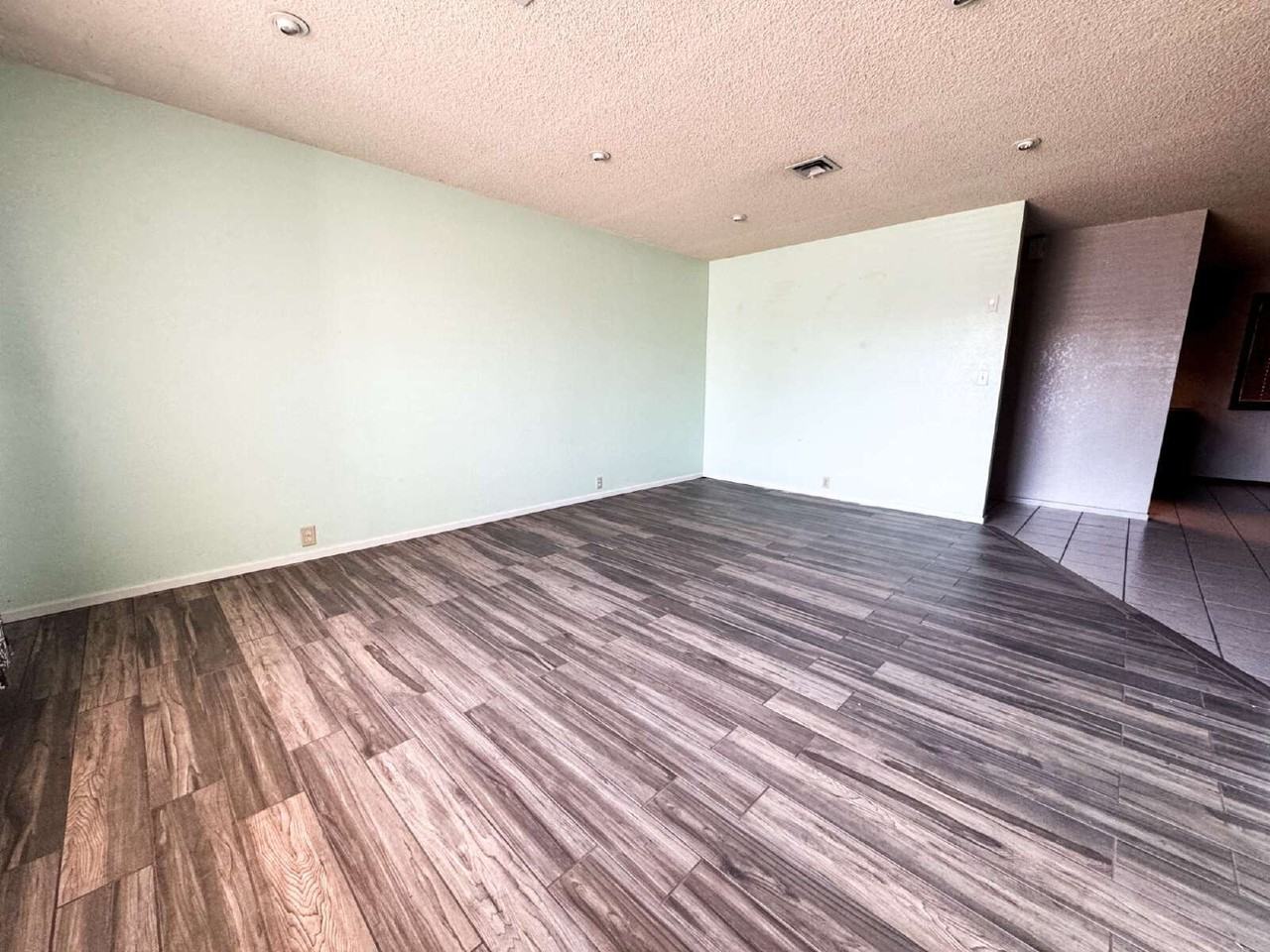 3052 W 18th St - Photo 3 of 38