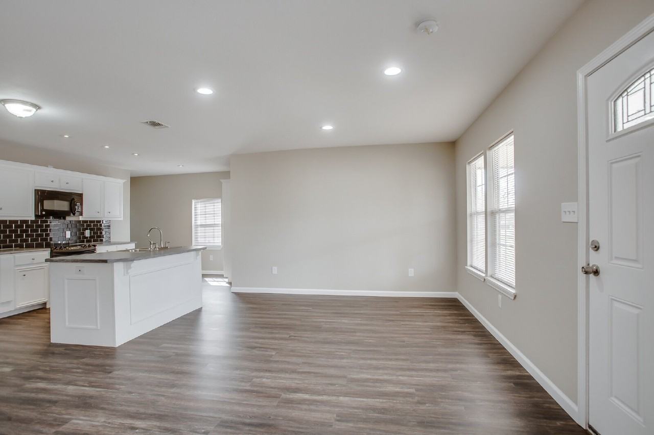 1909 16th St - Photo 4 of 13