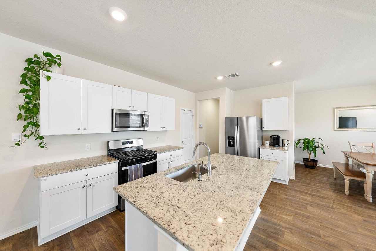 6220 Sunhigh Dr - Photo 5 of 42