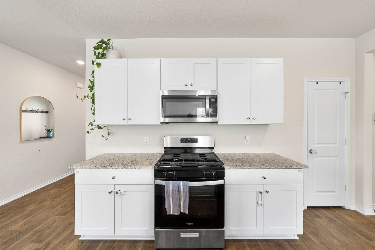 6220 Sunhigh Dr - Photo 7 of 42