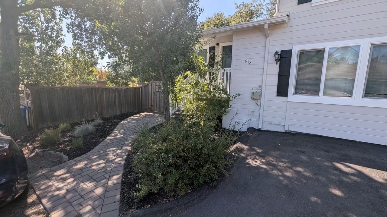 918 Oak St #NA - Photo 2 of 20