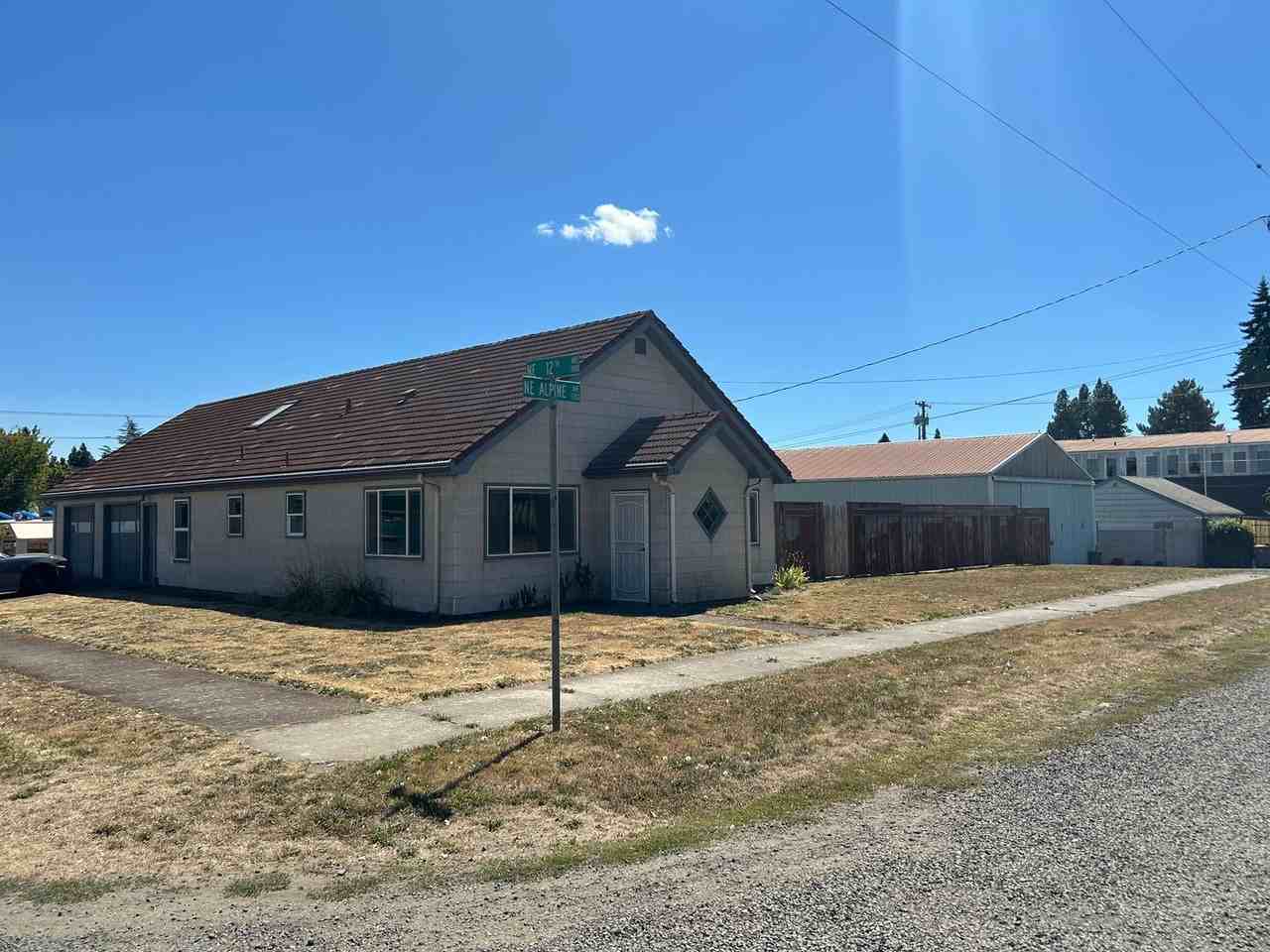 1186 Ne Alpine Ave - Photo 3 of 25