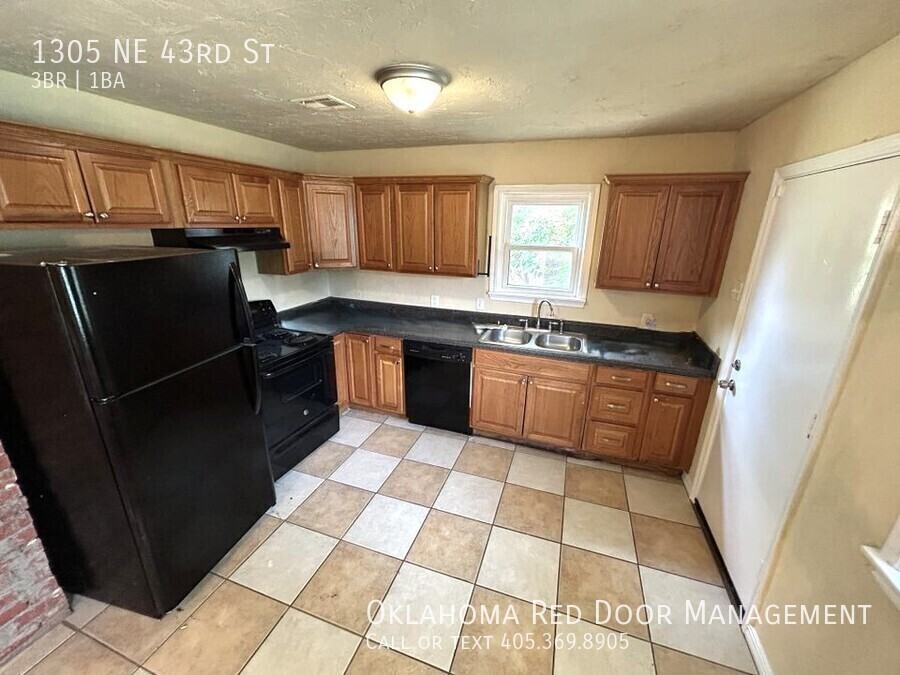 1305 Ne 43rd St - Photo 3 of 14