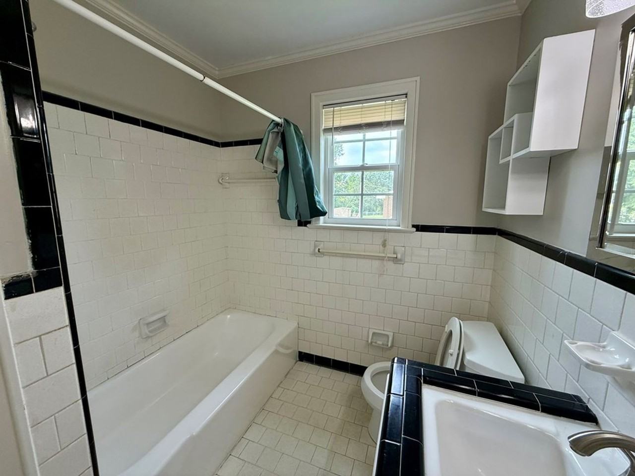 325 Homewood Ave - Photo 5 of 9
