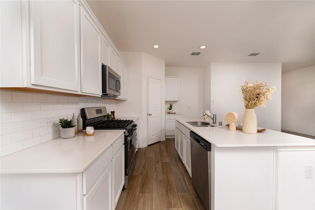 1236 Sequoia Ln - Photo 2 of 13