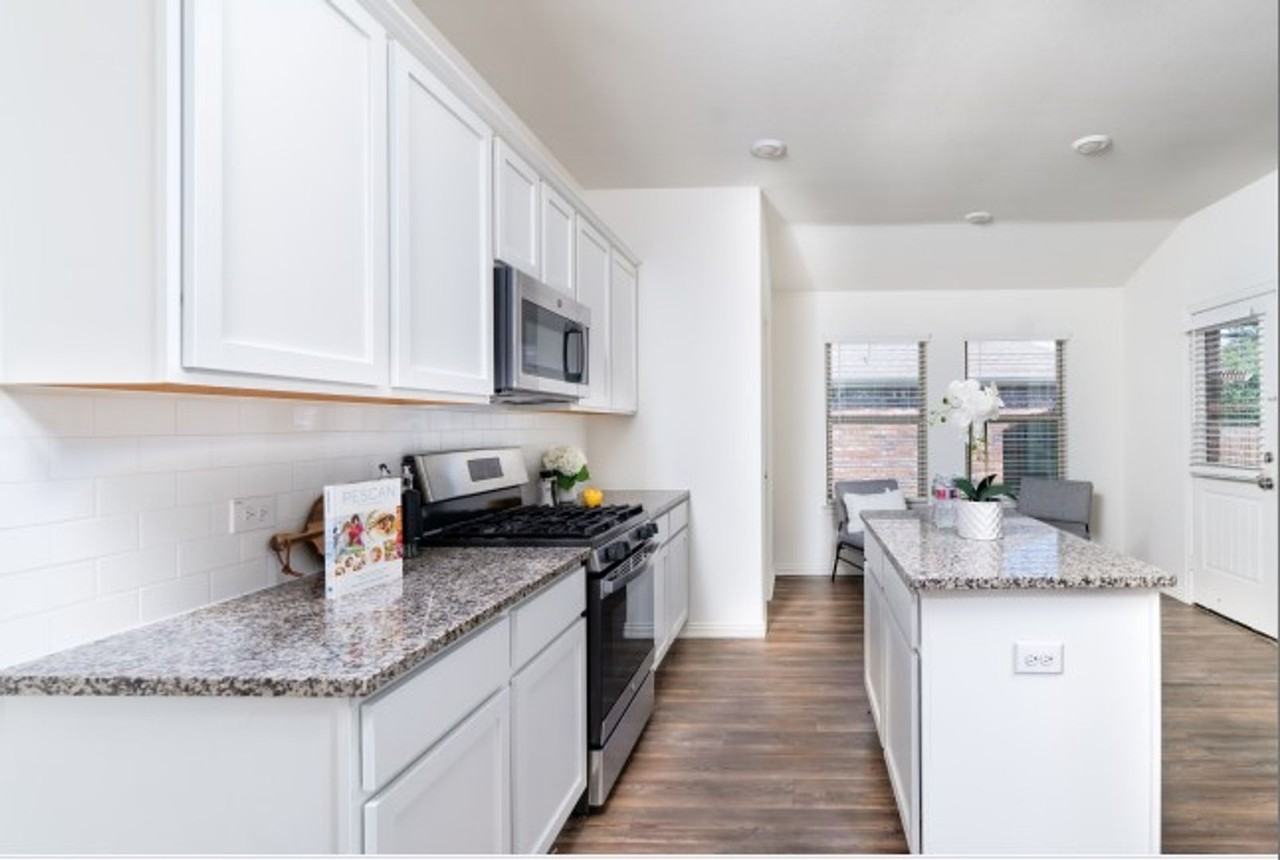 1215 Chapel Hill Dr - Photo 2 of 20