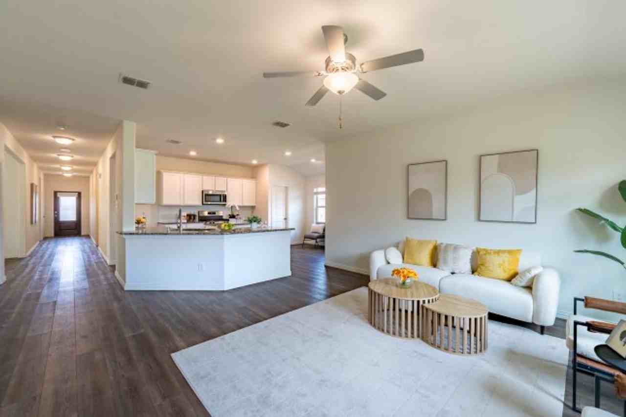 1215 Chapel Hill Dr - Photo 4 of 20