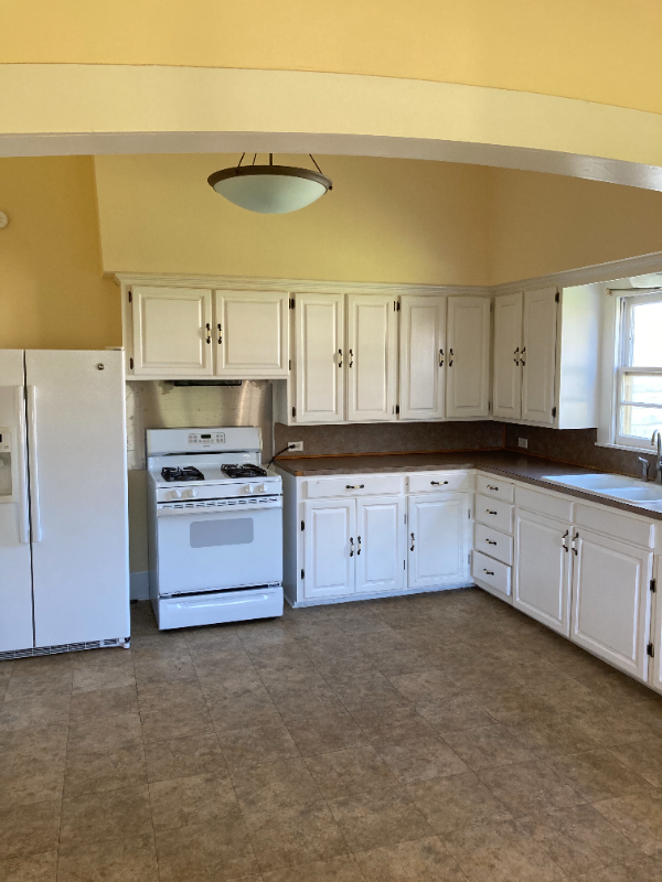 106 N Railroad St - Photo 2 of 8