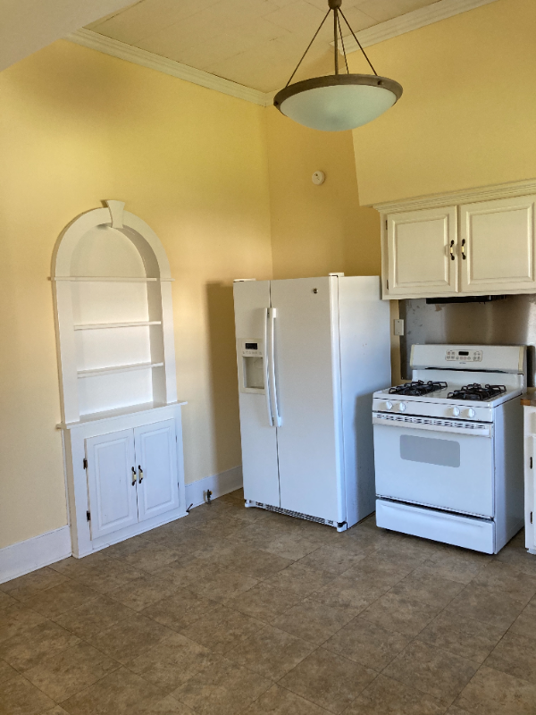 106 N Railroad St - Photo 3 of 8