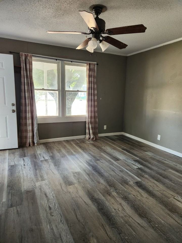 211 East Walnut Street - Photo 7 of 25