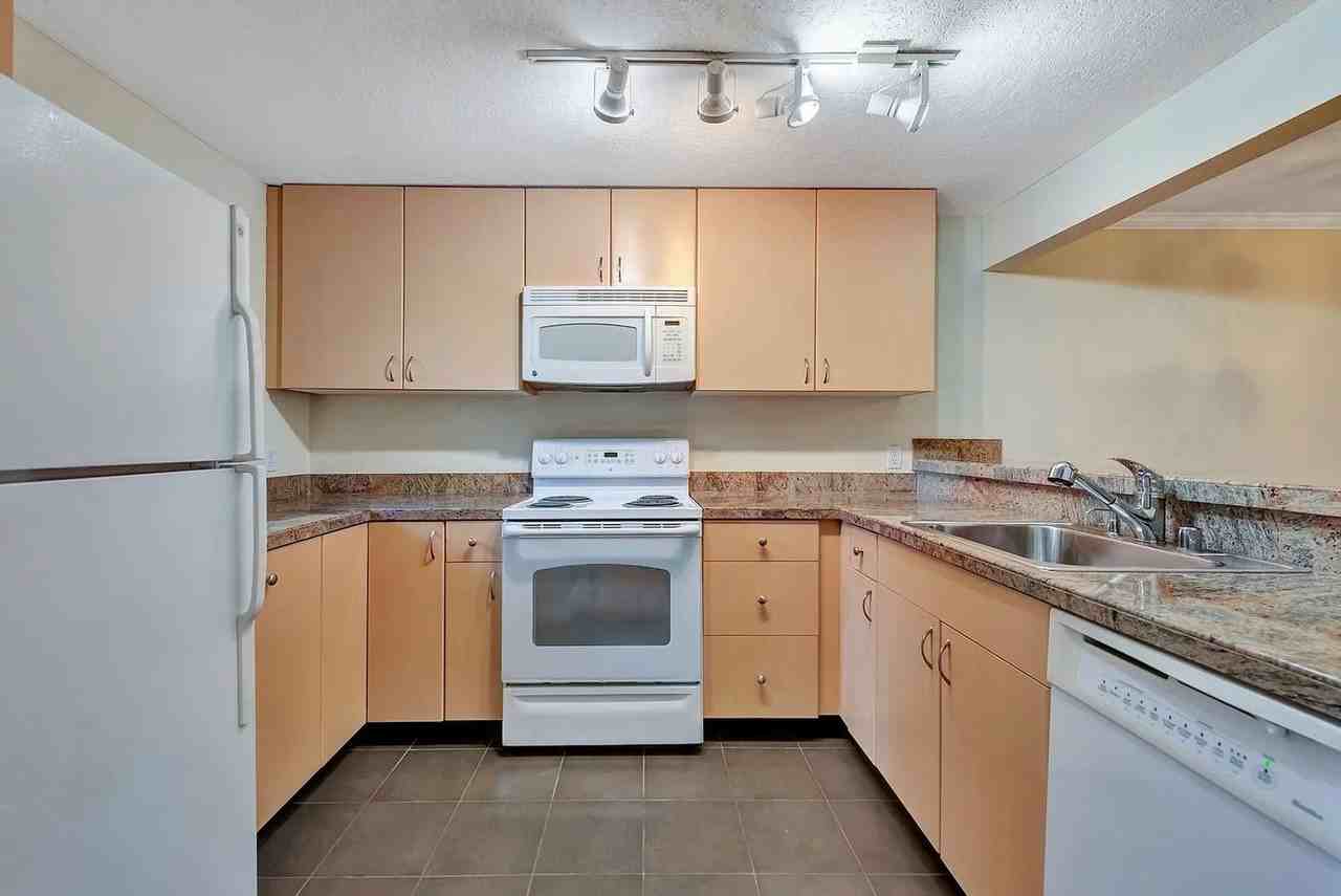 Se 41st Pl #C202 - Photo 3 of 9