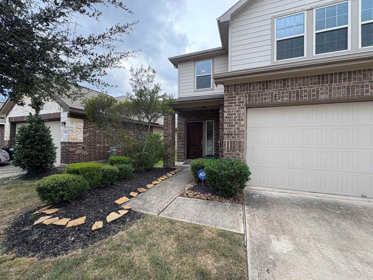 1410 Spencer Glen Ln - Photo 3 of 37