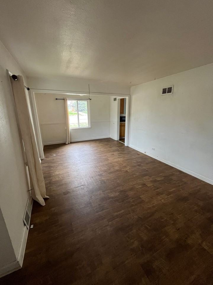 1990 Roslyn St - Photo 2 of 24