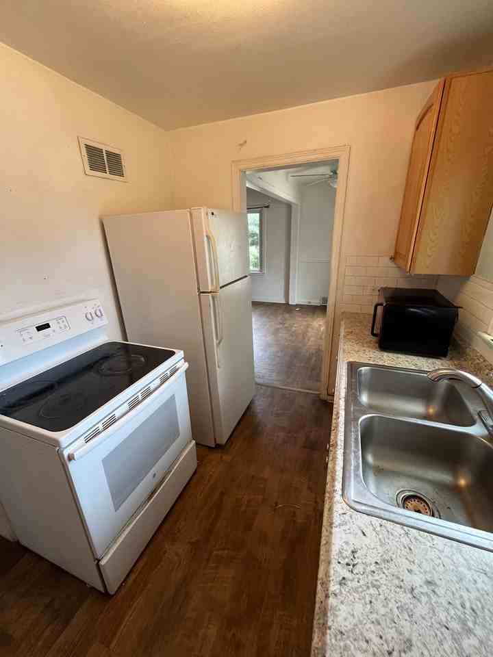 1990 Roslyn St - Photo 5 of 24