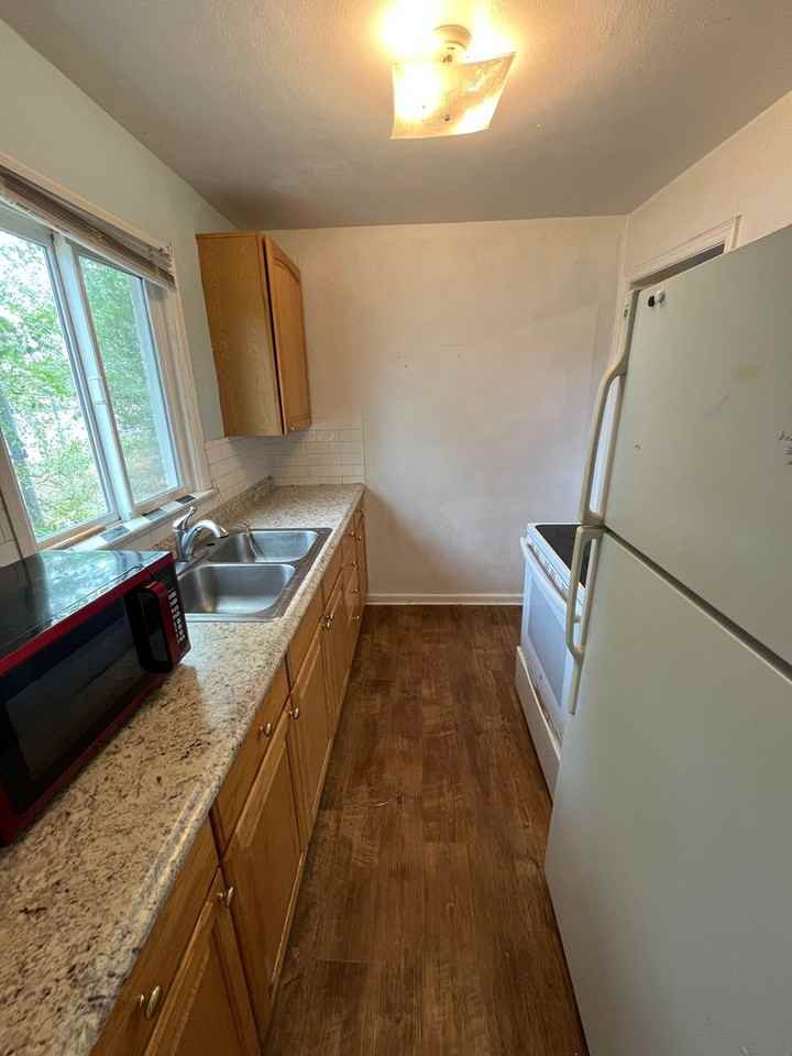 1990 Roslyn St - Photo 6 of 24