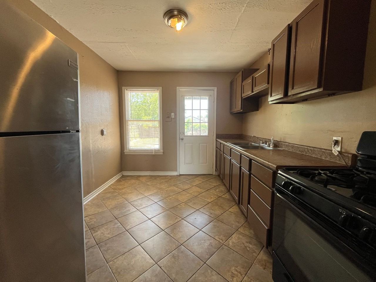 4326 Cottage St - Photo 4 of 15