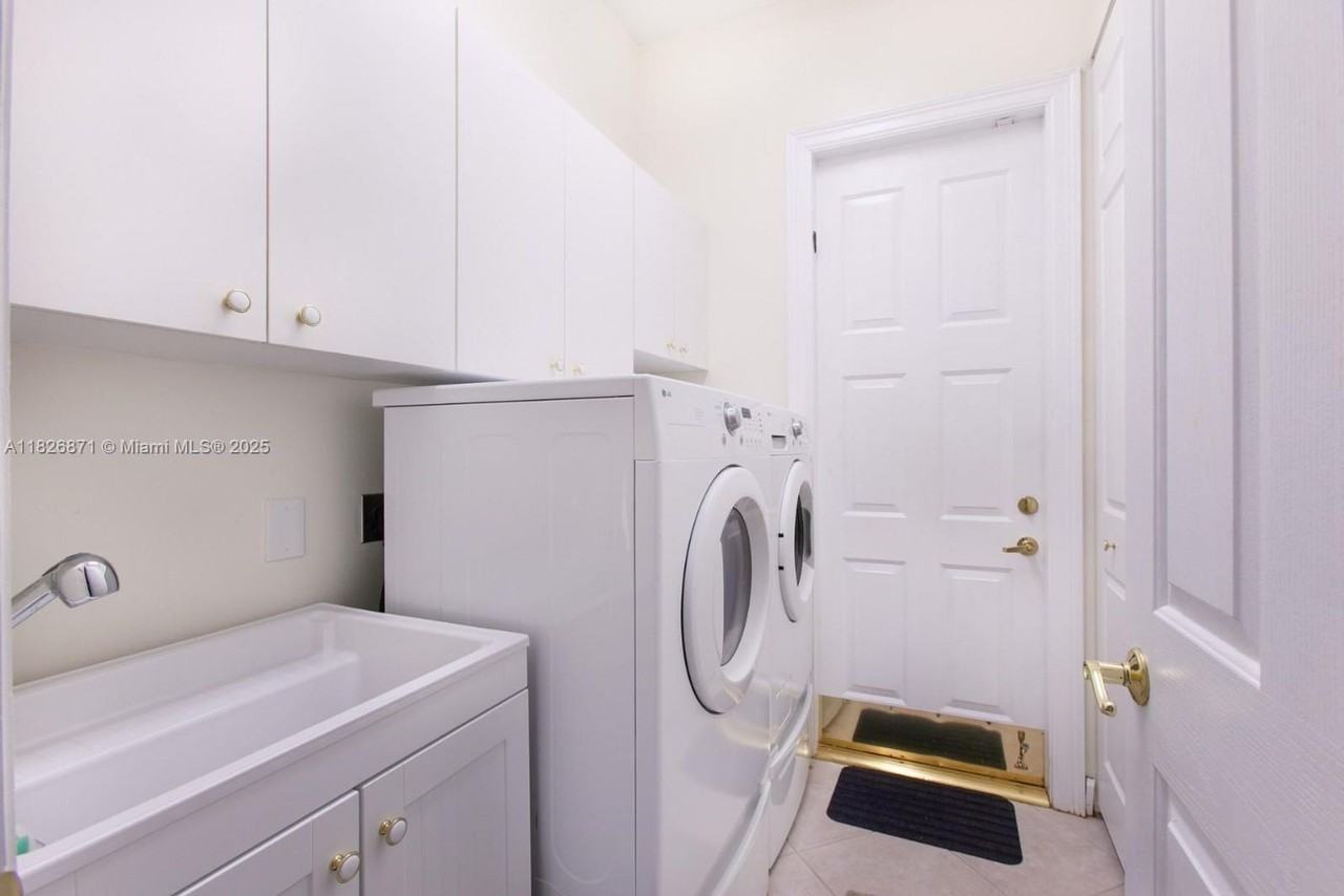 11100 Redhawk St - Photo 2 of 27