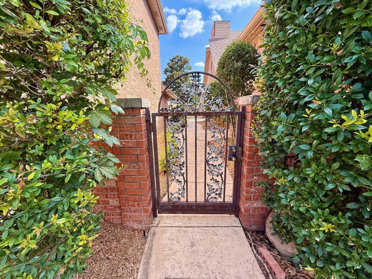 3816 Tudor Circle - Photo 3 of 32