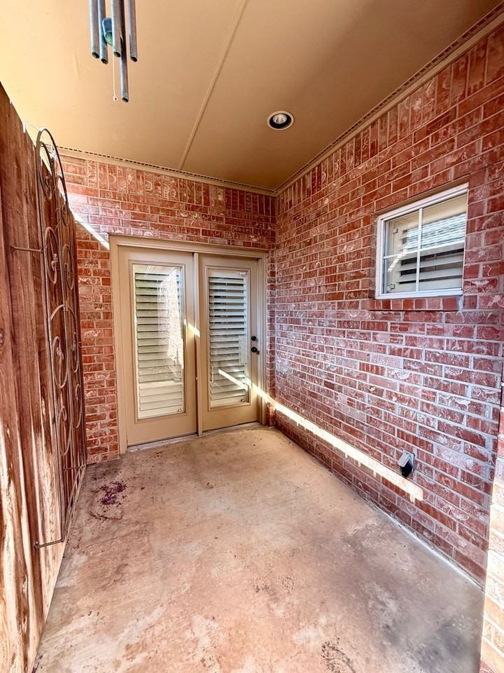 3816 Tudor Circle - Photo 7 of 32