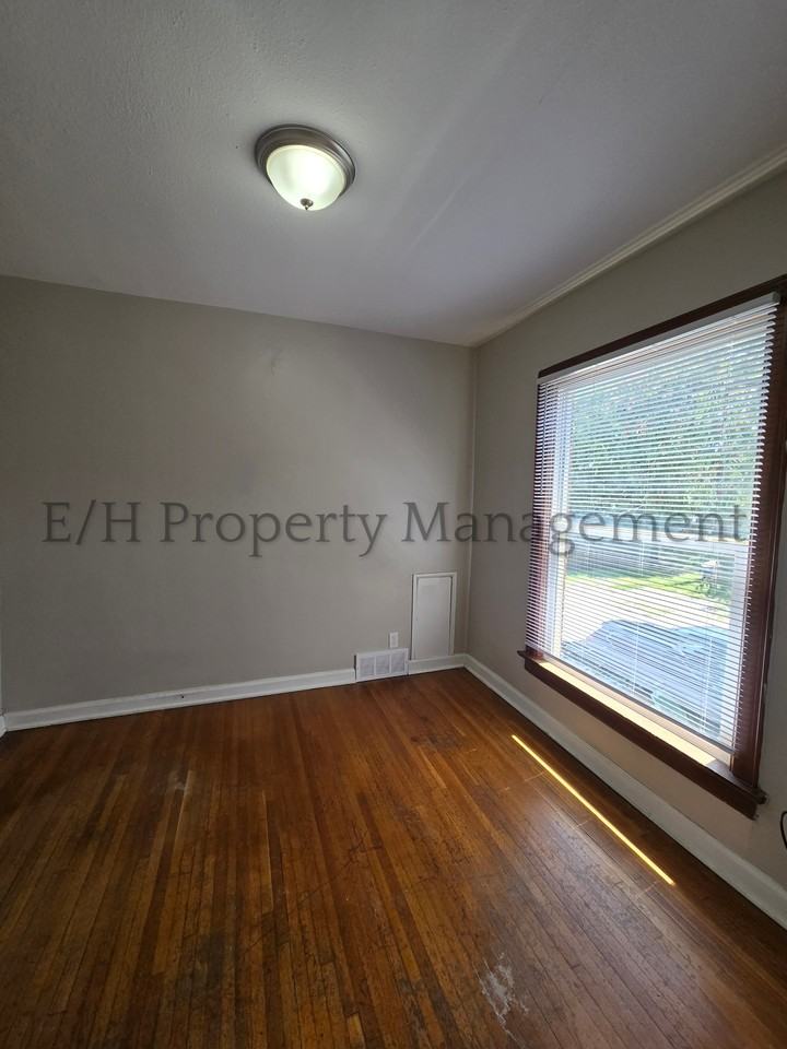 1703 East Lewis Street - Photo 5 of 18