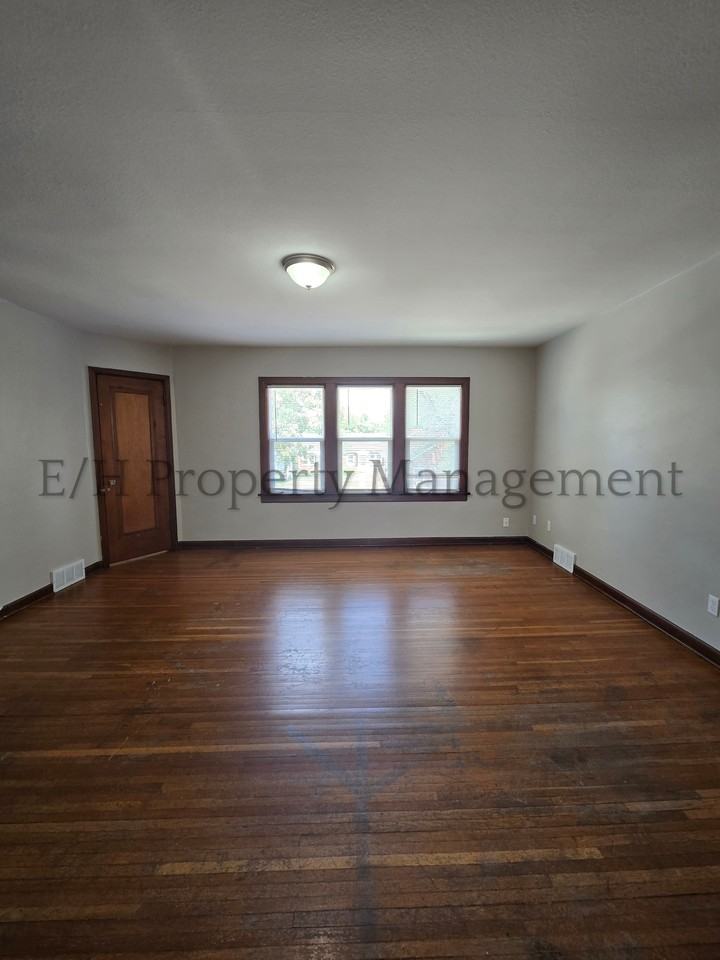 1703 East Lewis Street - Photo 7 of 18