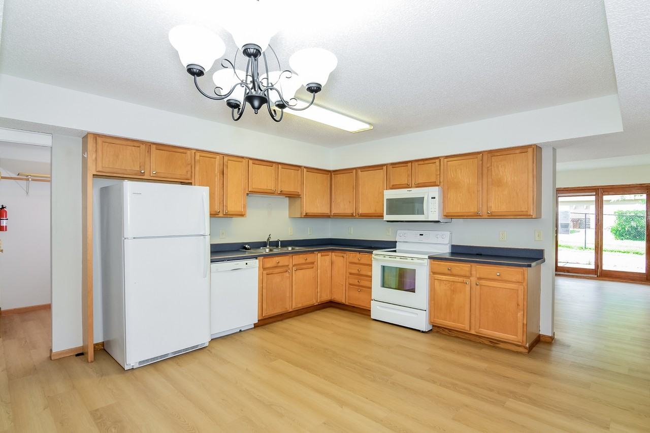 622 Pleasant Drive - Photo 4 of 17