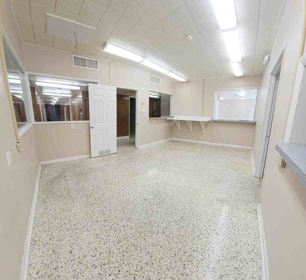 633 S Union Ave - Photo 4 of 12