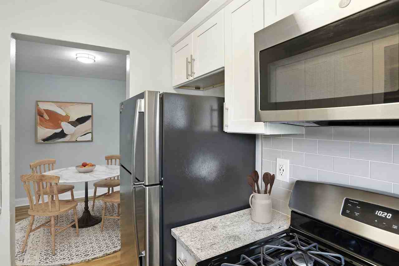 Eagle Rock Apartments at Hicksville & Jericho - Photo 2 of 12