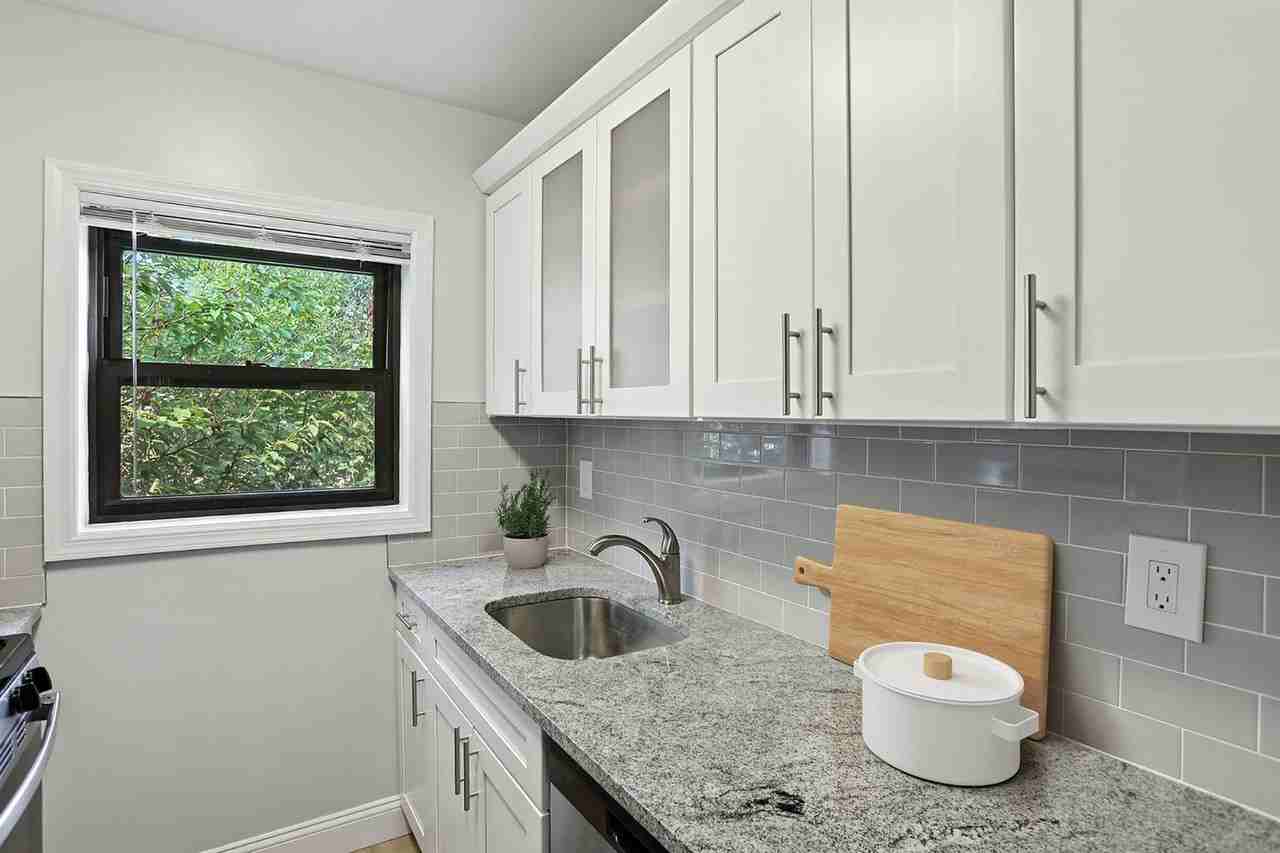 Eagle Rock Apartments at Hicksville & Jericho - Photo 3 of 12