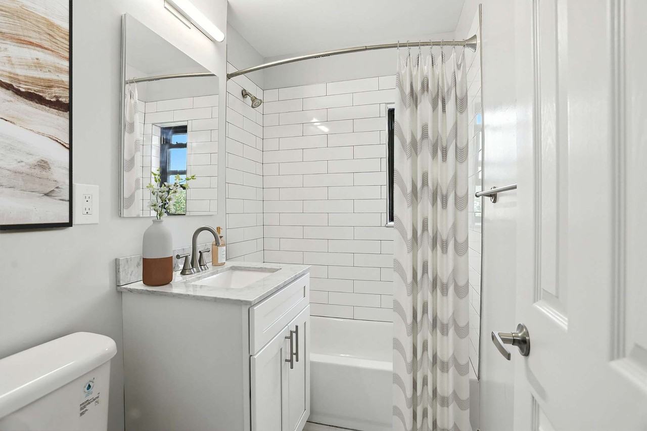 Eagle Rock Apartments at Hicksville & Jericho - Photo 5 of 12