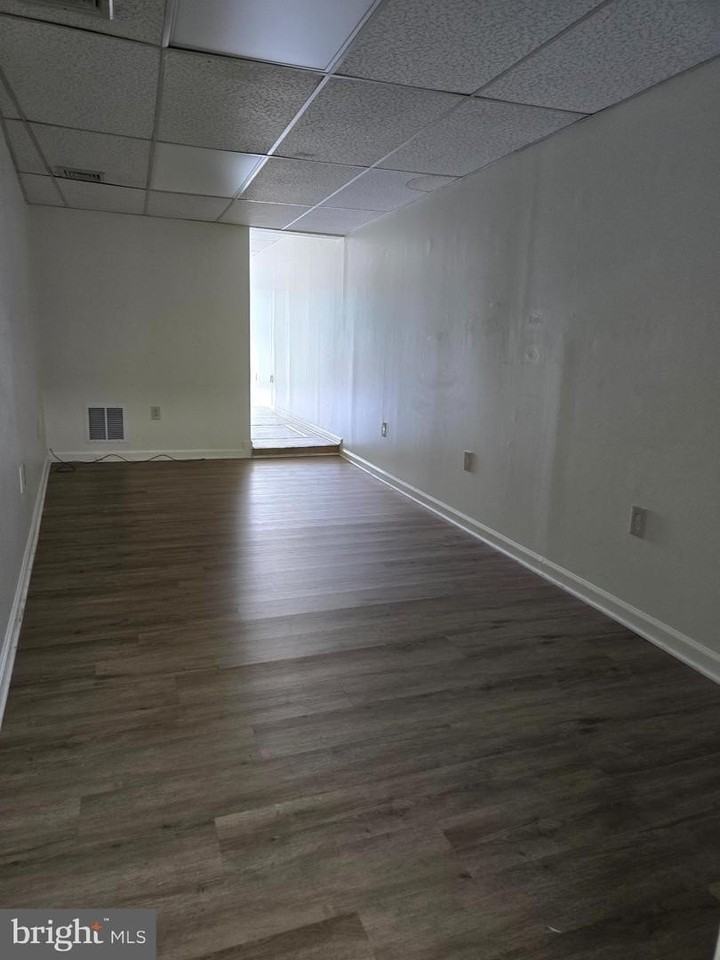 147 W Lancaster Ave - Photo 6 of 10