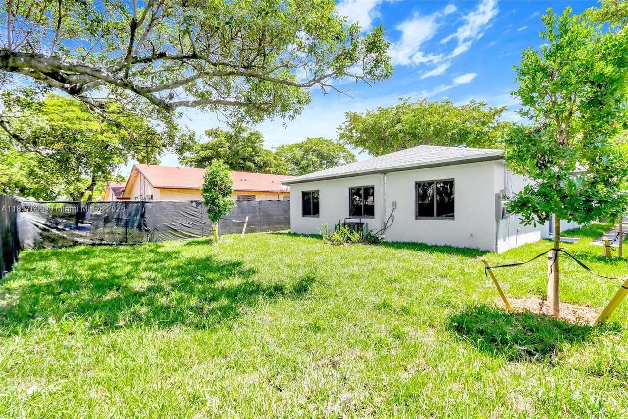 861 Nw 6th Ave #1 - Photo 3 of 12