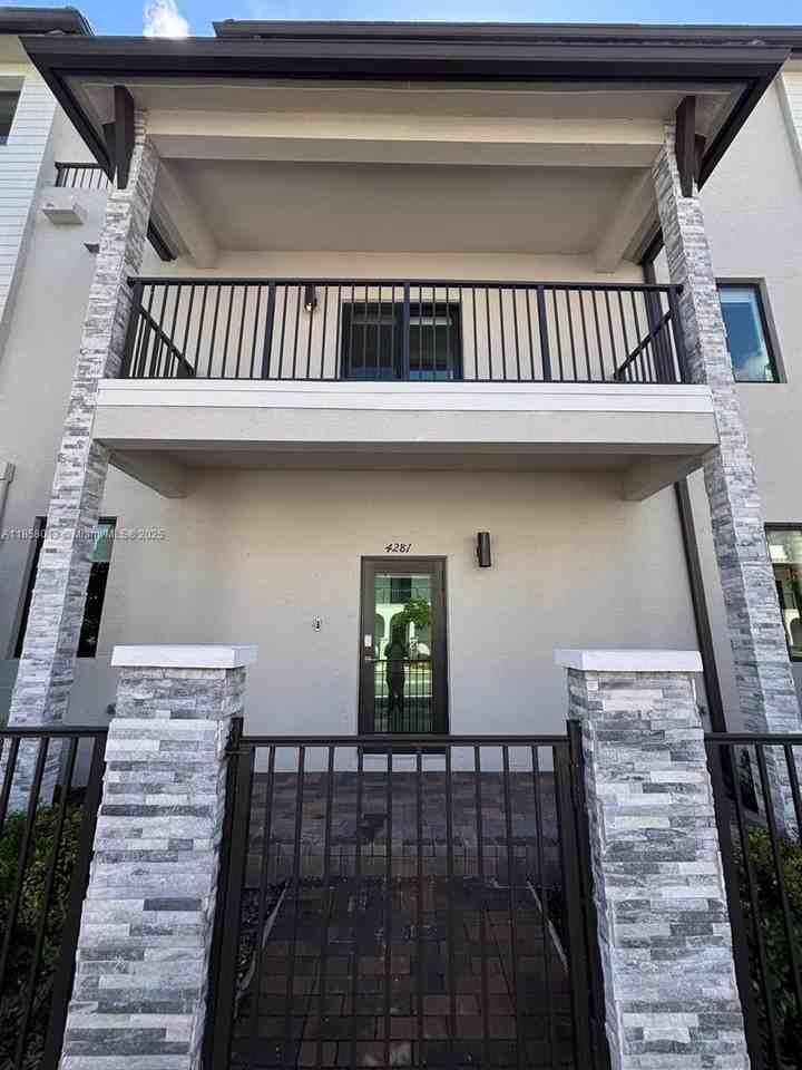 4281 Northwest 83rd Avenue #4281 - Photo 3 of 21