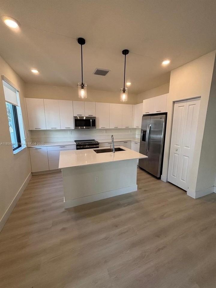 4281 Northwest 83rd Avenue #4281 - Photo 4 of 21