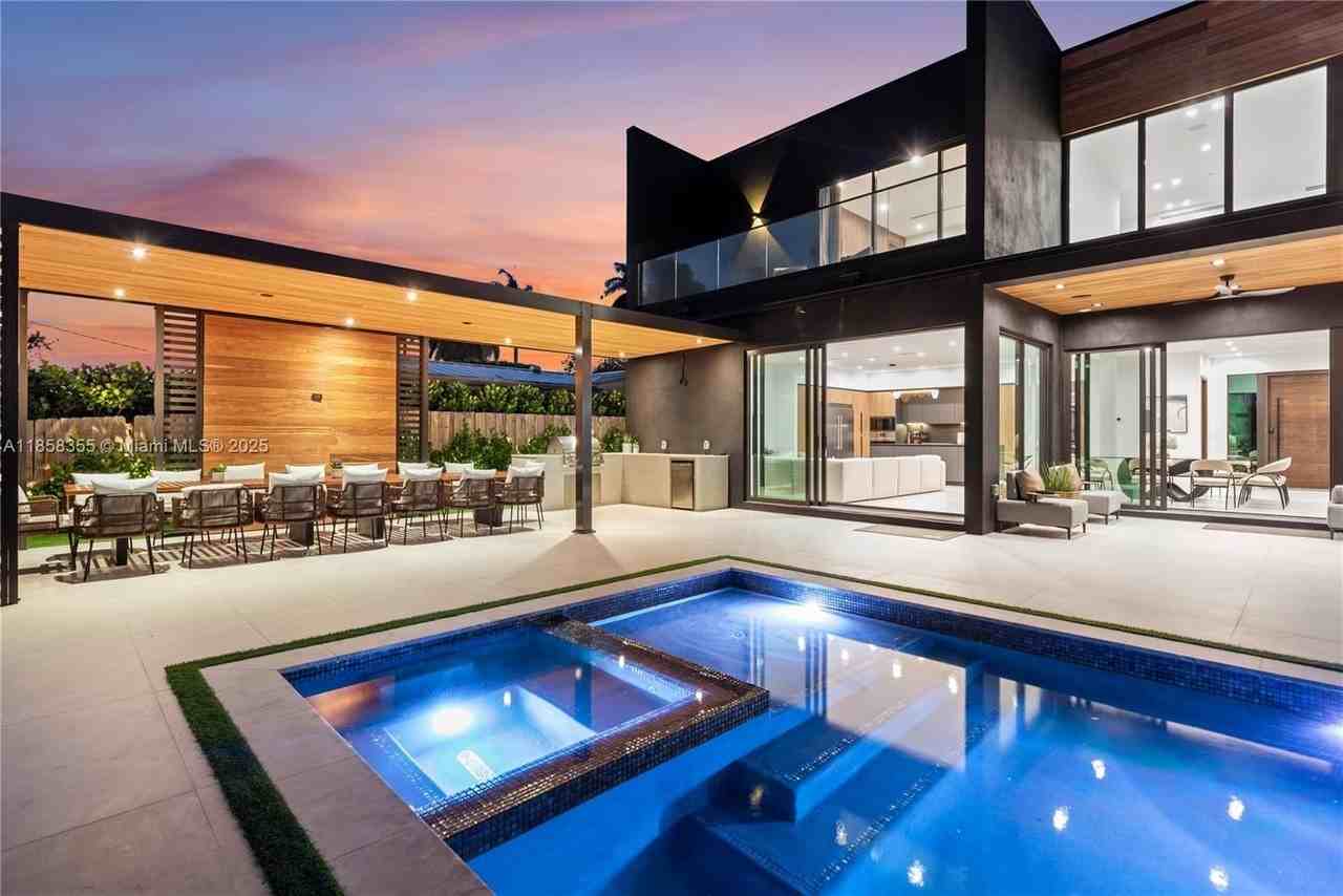 1960 Ne 197th Ter - Photo 3 of 50