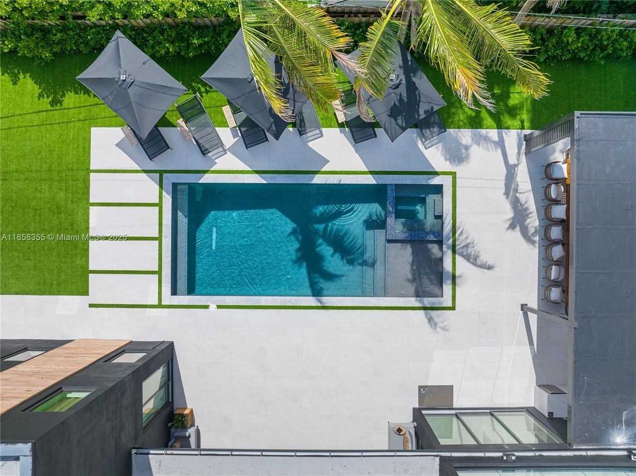 1960 Ne 197th Ter - Photo 4 of 50