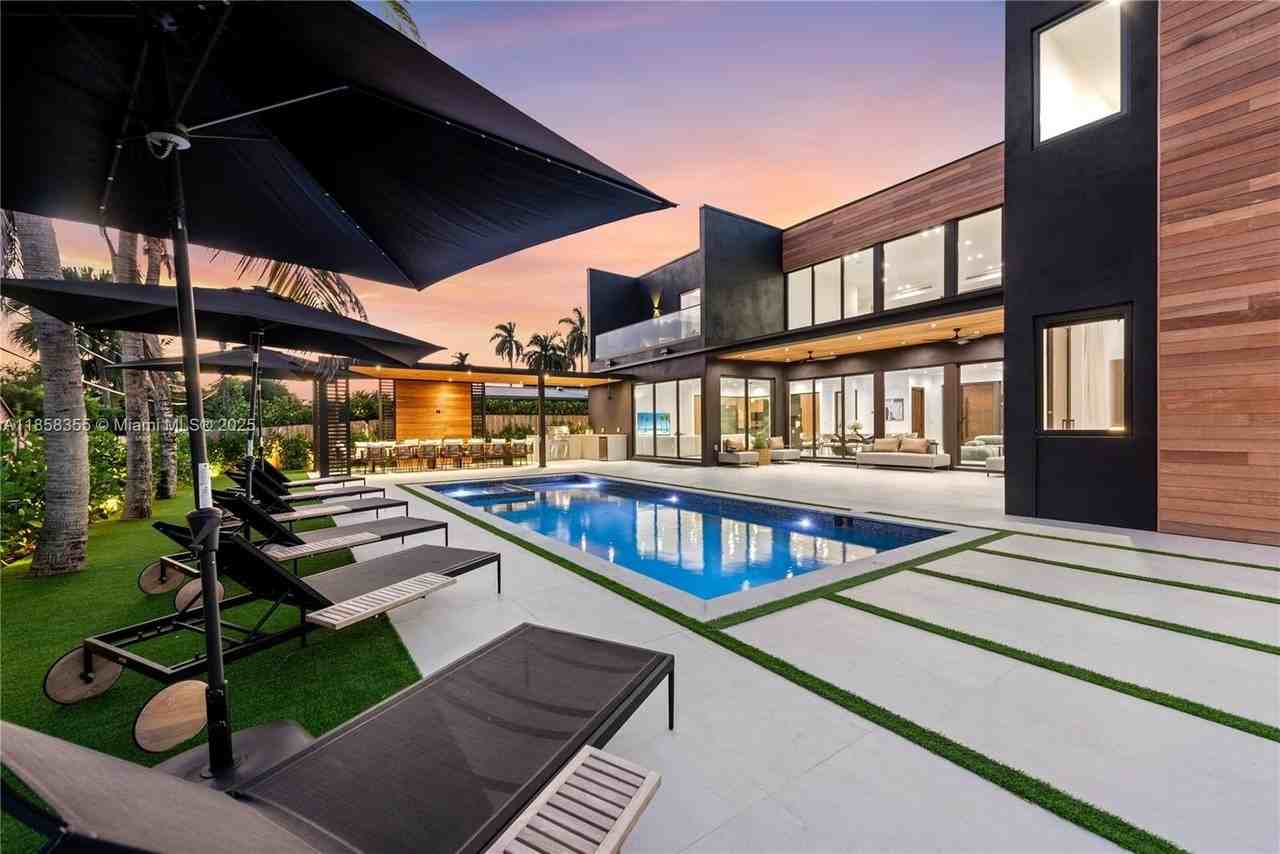 1960 Ne 197th Ter - Photo 6 of 50